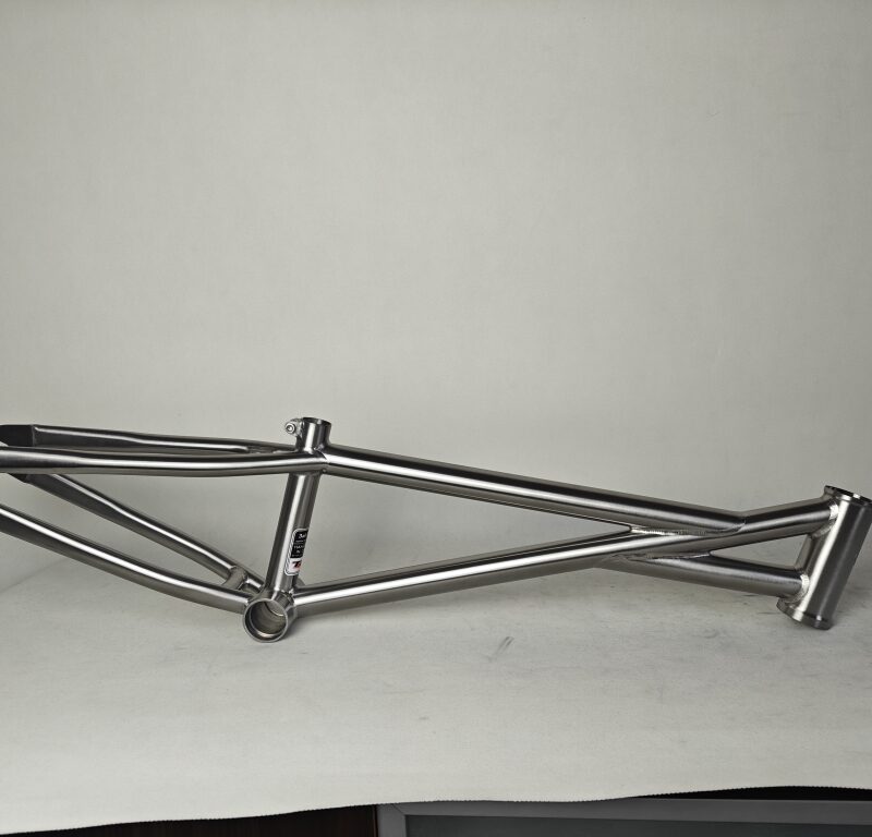 ユーザーに合わせた TITANIUM FRAME を作ります